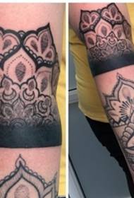 Foto de tatuagem de mandala de braço bonito estilo decorativo preto flor