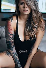 Il tatuaggio del tatuaggio del braccio del fiore della moda studentessa di bellezza europea è molto accattivante