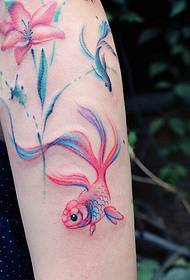 Akwarela złota rybka i kwiat tatuaż na ramieniu kwiatu