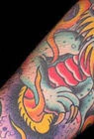 Colorido patrón de tatuaje de brazo de flores de dragón chinés