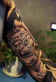 Ziedu rokas alternatīvs totem tetovējums tetovējums ir ļoti augstprātīgs