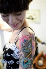 Modello di tatuaggio tatuato a grande braccio