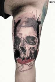 tatuaje del cráneo brazo de la flor brazo grande del niño en la imagen abstracta del tatuaje del cráneo