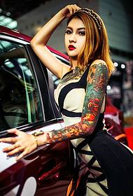 性感的汽車模型花臂紋身與明亮的正面和背面