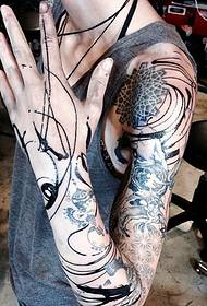 Stilig tatuering personlighet för liten pojkeblomma arm tatuering
