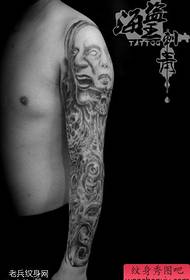 czarno-biały europejski i amerykański tatuaż na ramieniu kwiatowym udostępniony przez muzeum tatuażu