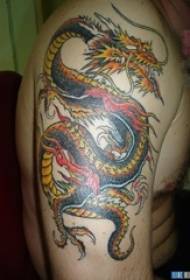 Момчета на ръката рисувани скица творчески доминиращ дракон тотем цвете татуировка рамо снимки