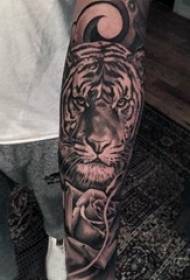 Jongen syn earm op swartgriis skets punt stab feardigens feardigens dominearjende tijger blom arm tatoeage ôfbylding