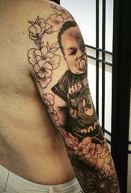 El patrón del tatuaje del bebé del pezón del brazo de flores es muy lindo