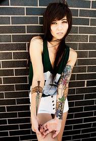 Moda frumusețe brat flori și sabie tatuaj