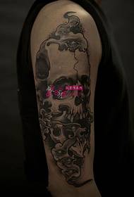 kreativ svart og hvit silke blomst arm tatovering