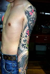 Зачудувачката цветна рака како слики од тетоважа е многу привлечна