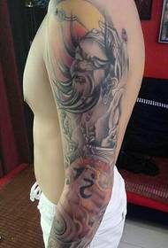 Tatuaggi floreali molto belli sul braccio