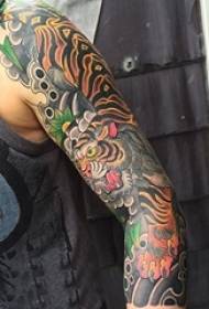 Ragazzino braccio dipinto ad acquerello schizzo creativo prepotente tatuaggio fiore braccio tatuaggio immagine