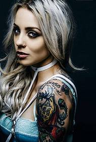 Capelli ricci, donne europee e americane, tatuaggio sul braccio di fiori, occhi affascinanti