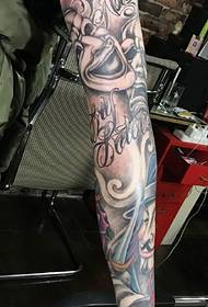 Patrón de tatuaje de tótem de brazo de flor muy guapo