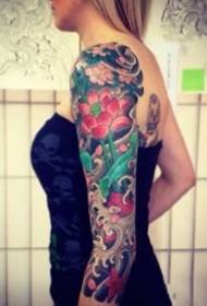 Tradycyjny zestaw aprecjacji wzoru tatuażu na ramieniu dużego kwiatu