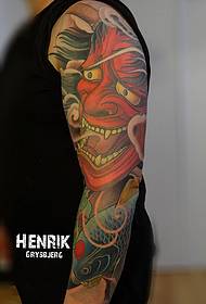 Cvjetna ruka oslikana uzorkom tetovaže divljeg divljaka