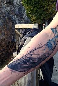 Un conjunto de tatuajes florales en el brazo que te hacen sentir seguro