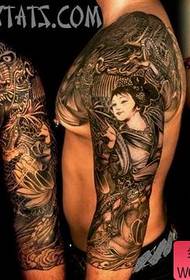 Tatuaje eredu erdia: dragoiaren edertasun klasikoa tatuaje eredu erdi bat