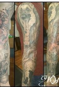 Manlig arm på färgad hundhuvudtatuering växt vinblad tatuering blomma armbild