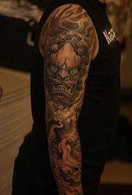 Il modello di tatuaggio Tang Lion del braccio del fiore sembra molto attraente