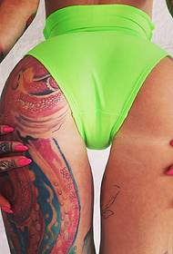 Sexy ẹwa pẹlu awọn ese ododo ati tatuu apa ododo