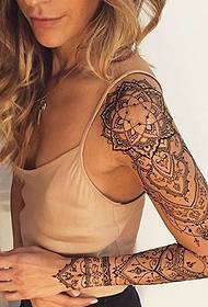 Diversi tatuaggi di braccia di fiori modernisti di moda