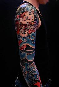 Ritardato, ma il tatuaggio del braccio di fiori