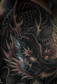 Modello classico tatuaggio drago tradizionale braccio di fiori
