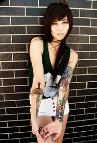 Keindahan busana pola bunga lengan tato yang indah