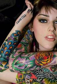 Tatuaggio braccio doppio fiore personalità personalità spettacolo di bellezza
