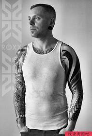 mannelijke zwart grijs totem bloem arm tattoo kunstwerk foto foto