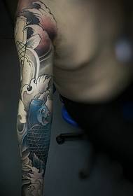 Flower arm color squid tattoo tattoo is very eye-catching