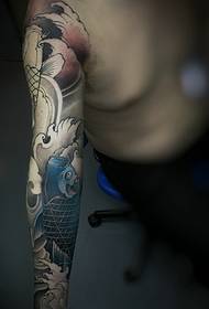 Il tatuaggio del calamaro di colore del braccio del fiore è molto accattivante