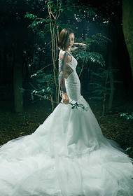 غابة زهرة الذراع الوشم يبتسم العروس