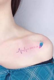 Gražus gradiento mergaičių rinkinys su mažu šviežio tatuiruotės modeliu