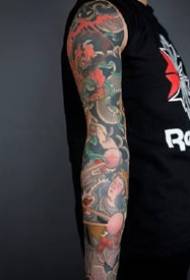 Tattoo Tradicionale e krahëve të luleve - 9 tatuazhe të krahut të luleve në stilin tradicional