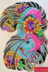 Immagine di uno spettacolo di tatuaggi per consigliarti un modello di manoscritto tatuaggio di mezzo drago colorato in stile giapponese