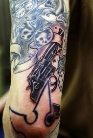 Brachium eius pistol et cerasus forma skull tattoo