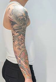 Un tatuu alternativu di braccia di fiori chì combina calamari è elefante