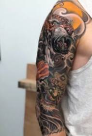 Nuova immagine tradizionale del tatuaggio del grande braccio del fiore di stile