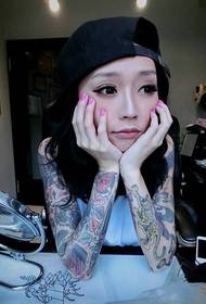 moda personal belleza creativo flor brazo tatuaje