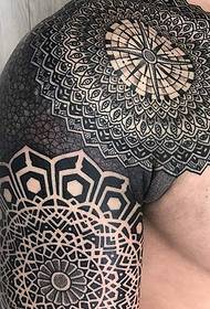 Meessoost supervalitsev tätoveeringukunstniku Nisaki geomeetriline täisvarrega tätoveeringu muster