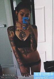 Nainen mustavalkoinen kukkavarsi tatuointi malli