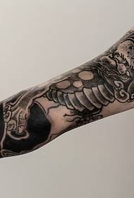 Immagine di tatuaggio totem braccio nero grigio fiore super prepotente