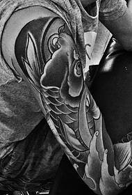 Nagabitay nga pinirito nga adlaw nga bukton sa bulak itom nga grey squid tattoo pattern