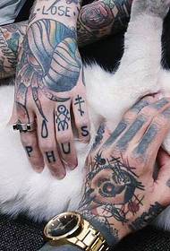 Forkæle et kæledyrpar med et dejligt tatoveringsbillede af blomsterarmen