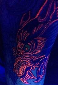 Tattoo i padukshëm i dragoit të krahut të luleve
