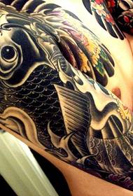 татуировка с лотос на цветя с черни сиви татуировки
